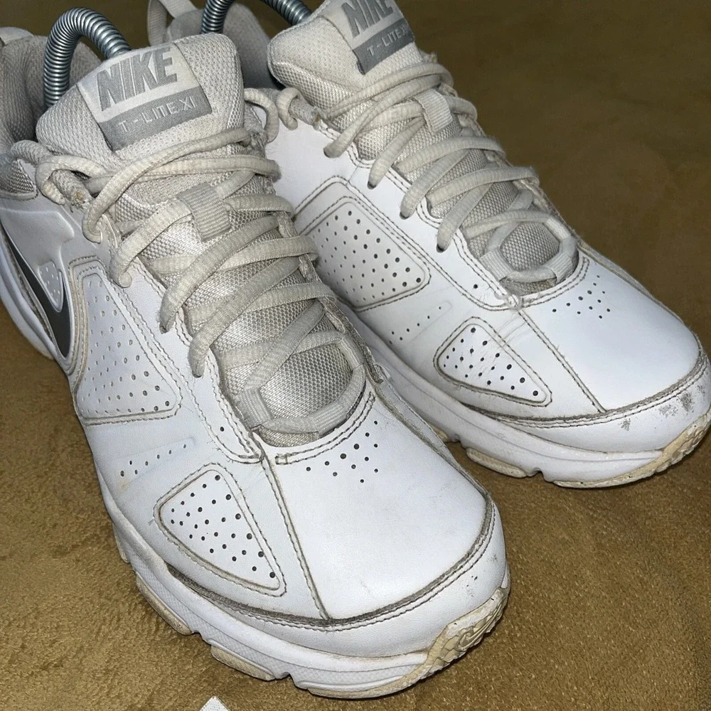 Nike Womens‎ T White Casual Shoes Sneakers Size 8.5 Athletic CrossFit Court Shoe